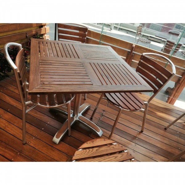 DT 06260R8 amb La llamativa Mesa para Restaurante DT06260-BR30 de 80X80 cms, se fabrica con cubierta de madera maciza natural, que le otorga calidez y modernidad. Su base de novedoso y original diseño, es de 4 patas alzadas de aluminio fundido, pulido y terminada en colores blanco o negro. Es apta para Interiores y Exteriores cubiertos. *Usted puede intercambiar la base de esta mesa por cualquiera que sea de su agrado. Vea las Bases para Mesa líneas abajo. * Modelo de Entrega Inmediata.  Regresar a Mesas de Madera