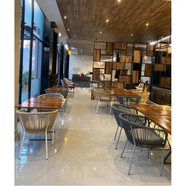 Silla de Cuerda Tejida 3129 para Restaurante y Hotel. Imagen ambientada