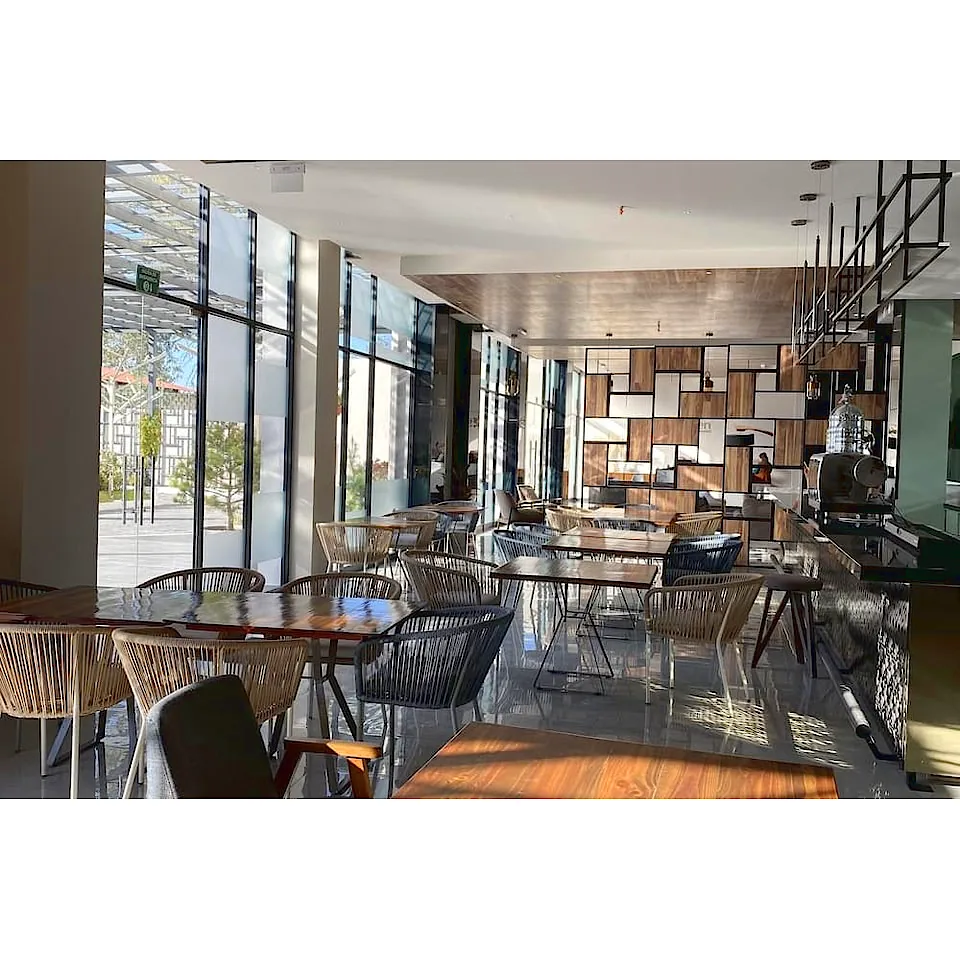 Silla de Cuerda Tejida 6407 para Restaurante y Hotel. Imagen ambientada