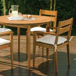 mesa verona con sillas 1 Con las sillas de madera para restaurante también tendrá que hacer un poco más referente al mantenimiento, pero siempre regresarán a su estado original. Gracias a esto, tus clientes estarán mucho más cómodos y alegres, incluso si es solo un atractivo subconsciente. La cálida madera siempre ayuda a lograr que la atmósfera se sienta más íntima. Esto facilita que las personas se relajen por más tiempo y disfruten de un menú de mayor nivel y consumiendo más bebidas. Entonces, a pesar del hecho de que las sillas de madera para restaurante cuestan más que las de metal y otros materiales, su inversión se amortizará en poco tiempo.